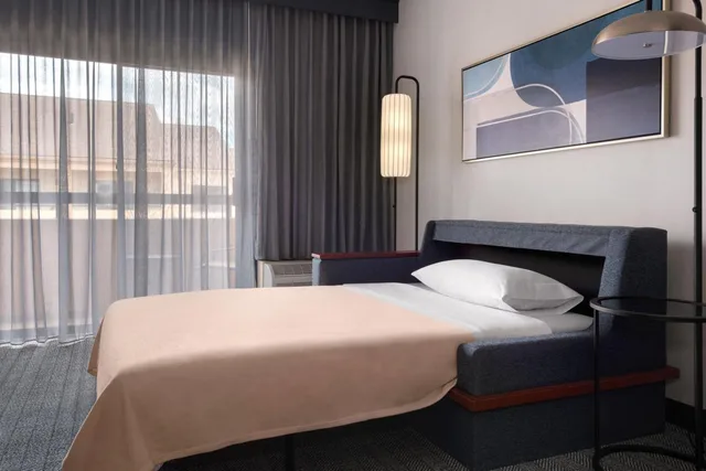 جناح بسرير كينج بغرفة نوم واحدة مع أريكة لذوي الإعاقة، Courtyard New Haven Wallingford 3/9