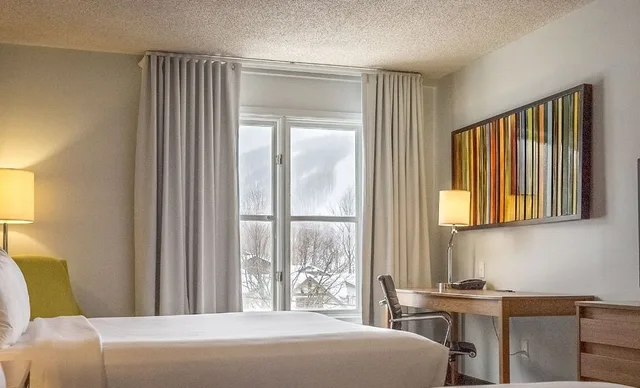 غرفة كومفورت بسرير كوين بإطلالة على الجبل مع أريكة، Chateau Bromont 5/10