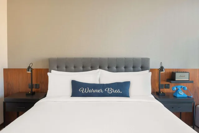 غرفة متصلة عائلية بسرير كينج وسريرين مزدوجين، The WB Abu Dhabi, Curio Collection by Hilton 5/10