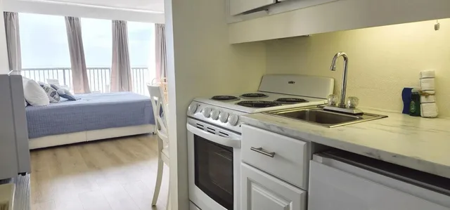 Room, Beach Front, Gulf View، Islander East Condominiums 5/5