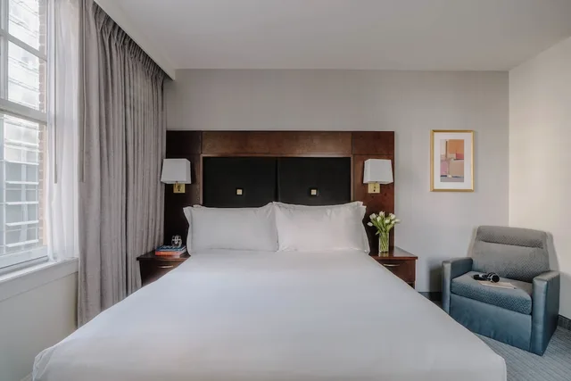 غرفة قياسية بسرير كوين، Club Quarters Hotel Downton Houston 3/8