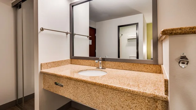 غرفة قياسية بسرير كينج، Best Western Sandy Inn 6/8