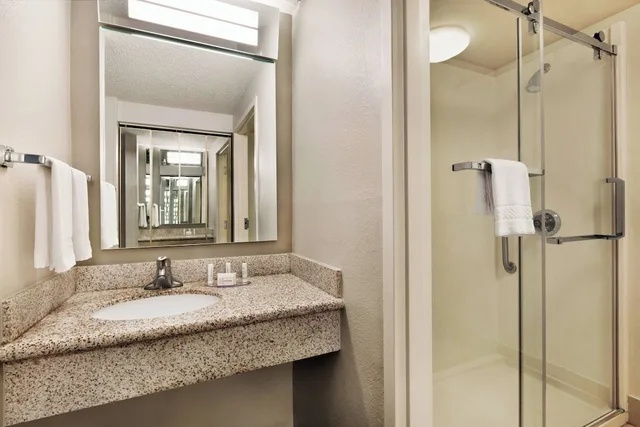 غرفة بسريرين كوين مع أريكة، Courtyard Tulsa Central 2/2