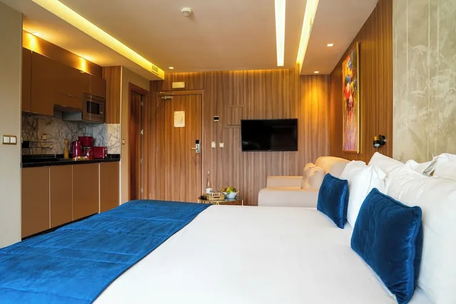 Junior Suite, King Bed, Sofa, Kitchenette, First Suites Hotel 2/3