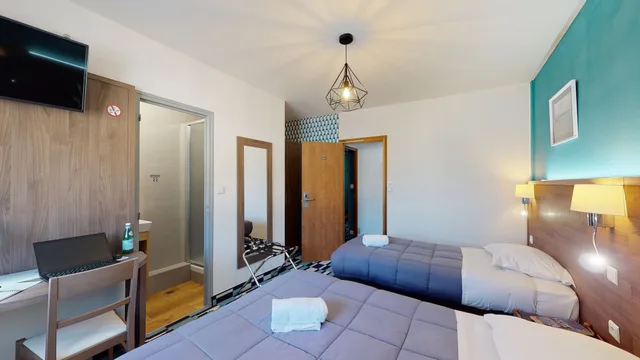 غرفة كومفورت ثلاثية بسرير مزدوج وسرير فردي، Hotel Les Pieux 9/10
