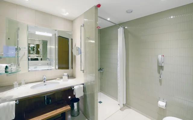 جناح بسرير كينج بإطلالة على النهر بغرفة نوم واحدة، Vignette Collection Canary Riverside Plaza London by IHG 2/3