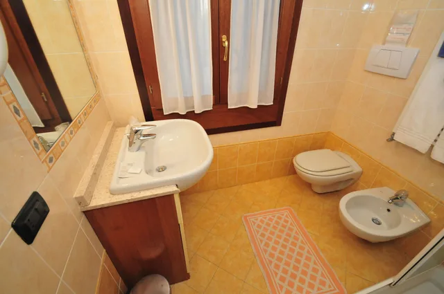 Superior, Queen Bed, Canal View, Private Bathroom, Locanda Sant'anna 5/5