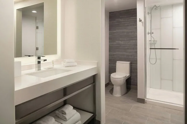 Suite, King Bed, Las Vegas Marriott 4/5