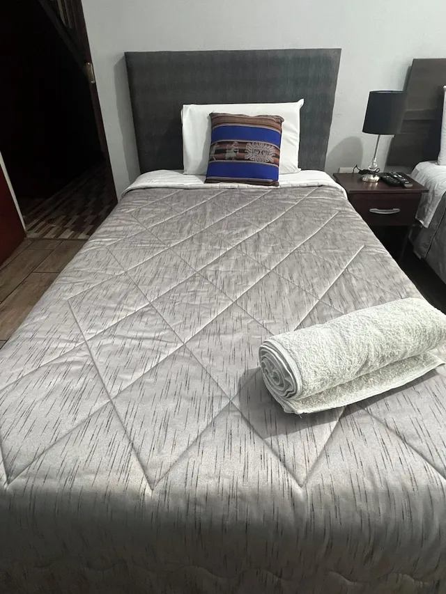 غرفة أساسية ثلاثية بسرير كوين وسرير فردي، Lima Airport Tampu B&B 7/10