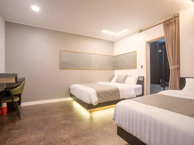 غرفة بسرير مزدوج وسرير فردي بشرفة، Hotel Major 2 1/1