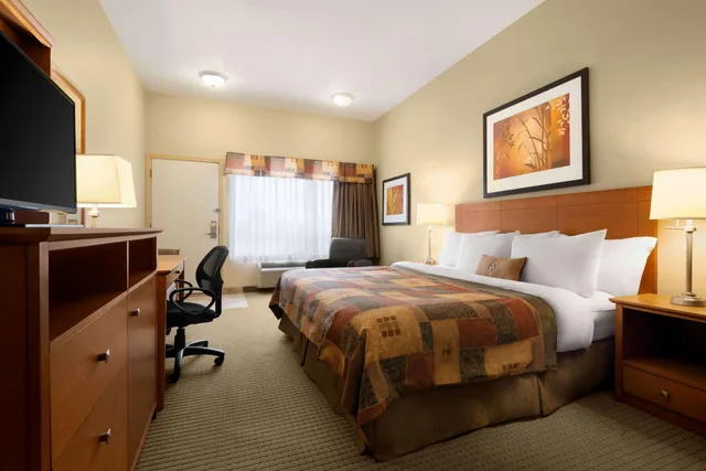 غرفة بسرير كينج، Ramada By Wyndham Drayton Valley 1/1