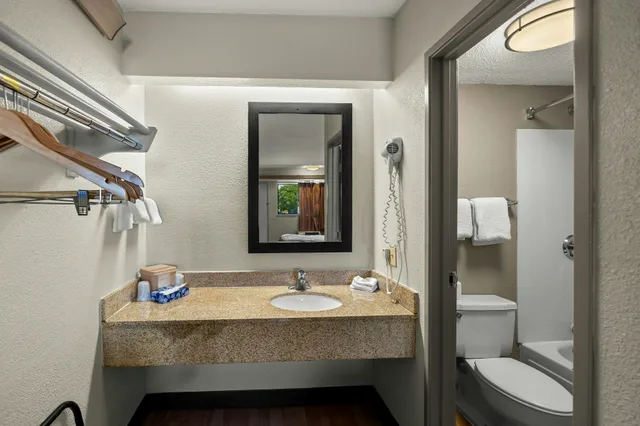 Non-Smoking Deluxe 1 King Bed, Micro-Fridge, Red Roof Inn Dallas - DFW Airport North 5/6