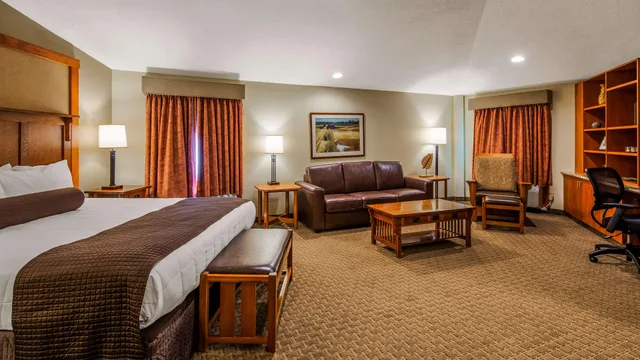 Suite, King Bed, Dining Area, Sofa, Jetted Tub، Best Western Plus High Country Inn 3/8