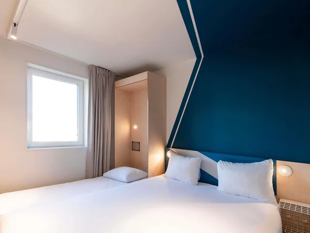 Room, 1 Double and 1 Single Bed, Murphy Bed، Ibis Budget Lyon Confluence 1/10
