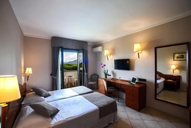 غرفة سوبيريور بسريرين منفصلين بإطلالة على الحديقة بشرفة، Hotel Le Palme 3/3