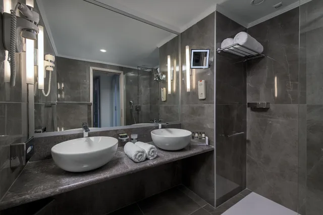 جناح جونيور بسرير كوين بإطلالة على البحر مع أريكة، Rodos Palladium Leisure and Wellness 2/2