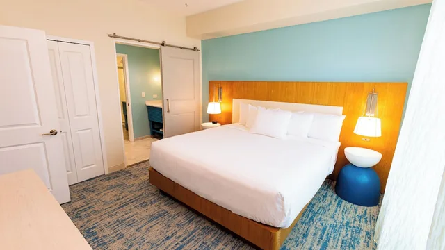 غرفة قياسية بسرير كينج بغرفة نوم واحدة مع أريكة، Holiday Inn Club Vacations Myrtle Beach Oceanfront 2/7