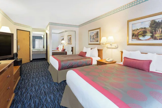 غرفة بسريرين مزدوجين، Ramada By Wyndham Kent Seattle Area 5/8