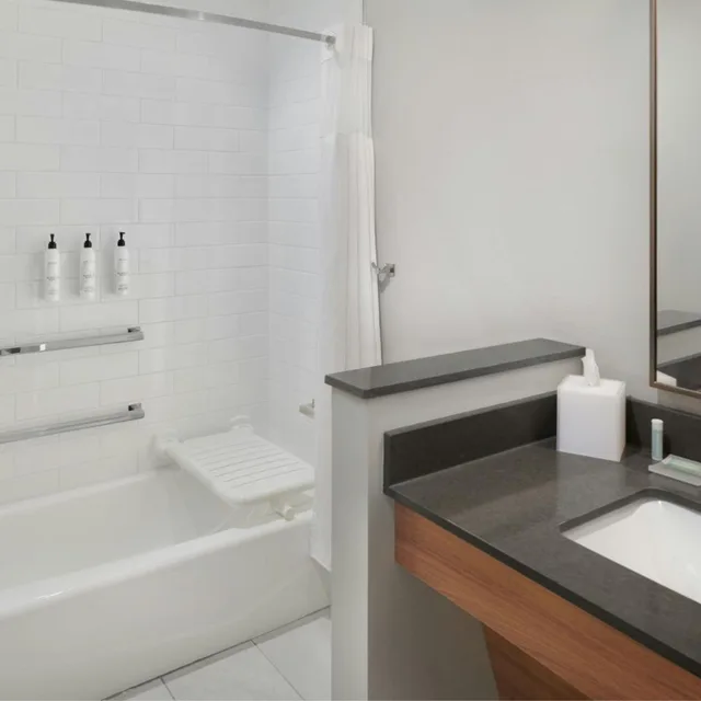 غرفة بسرير كينج وسريرين كوين، Fairfield by Marriott Inn & Suites Columbus 3/4