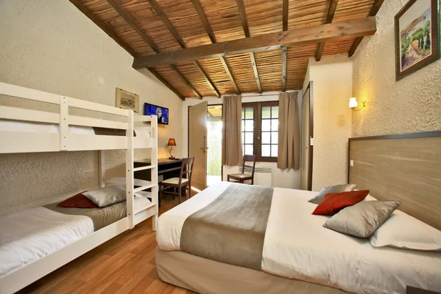 غرفة ثلاثية بسرير مزدوج وسرير فردي، HOTEL LA CHAUMIERE 1/2