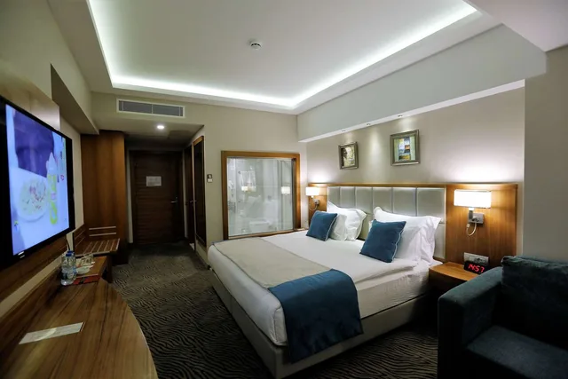 غرفة ديلوكس بسرير كينج مع أريكة بحوض استحمام للمدخنين، Karsiyaka Convention & Spa Hotel 1/5