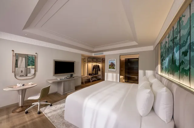 Signature, Suite, King Bed, Partial Lake View، La Siesta Premium Lakeside 4/7