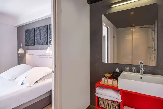 غرفة سوبيريور بسرير كوين بشرفة، Hotel Litteraire Alexandre Vialatte, BW Signature Collection 10/10