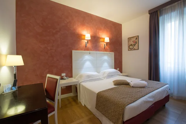غرفة كومفورت بسريرين منفصلين وسرير كينج، FLORIS HOTEL 4/7