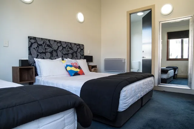 غرفة عائلية بسرير كينج وسرير فردي، U Boutique Hotel Wellington, SureStay Collection by BW 1/2