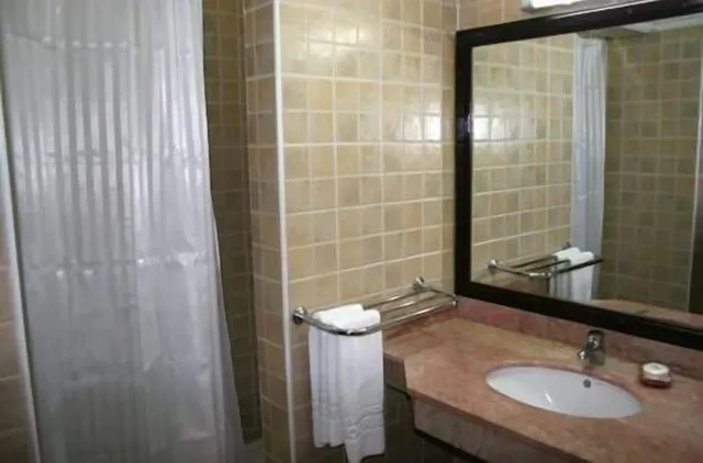 غرفة فاخرة بسرير مزدوج بإطلالة جزئية على البحر، Intouriste Hotel & Suites 8/10
