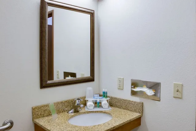 جناح، Holiday Inn Express Hotel And Suites Mattoon 5/5
