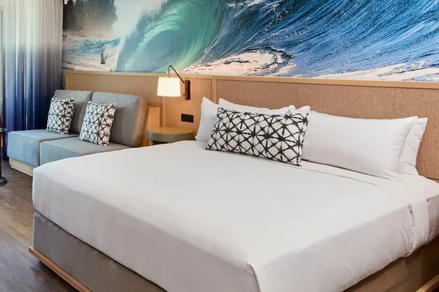 غرفة بسرير كينج مع أريكة لذوي الإعاقة، The Ritz-Carlton O ahu, Turtle Bay 1/4
