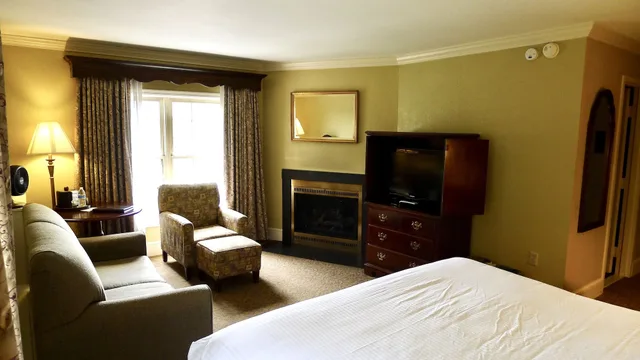 Fireside, Suite, King Bed, Sofa, Jetted Tub، Brandywine River Hotel 8/10