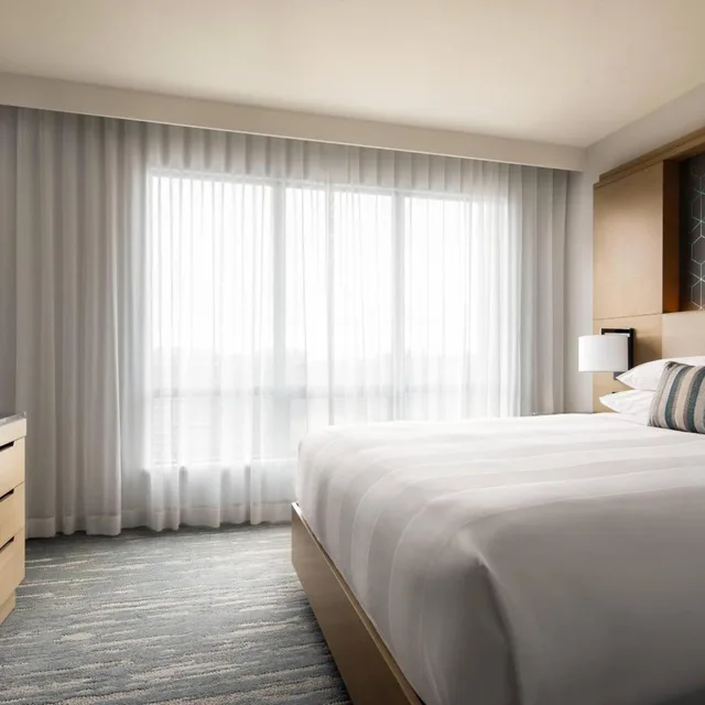 جناح جونيور بسرير كينج بإطلالة على المدينة مع أريكة في طابق مرتفع، Vancouver Airport Marriott Hotel 4/10