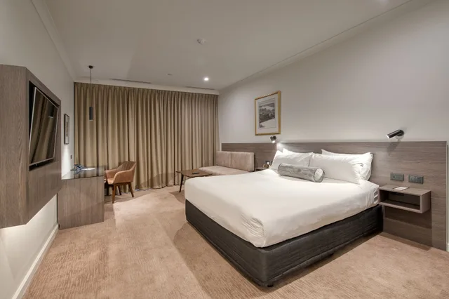 Deluxe King Room, Duxton Hotel 3/4