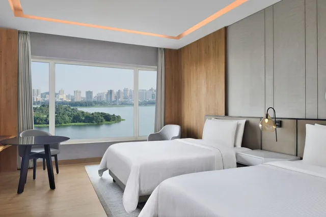 Room, Single Bed, Hill View، The Westin Mumbai Powai Lake (ex Renaissance Mumbai) 4/9