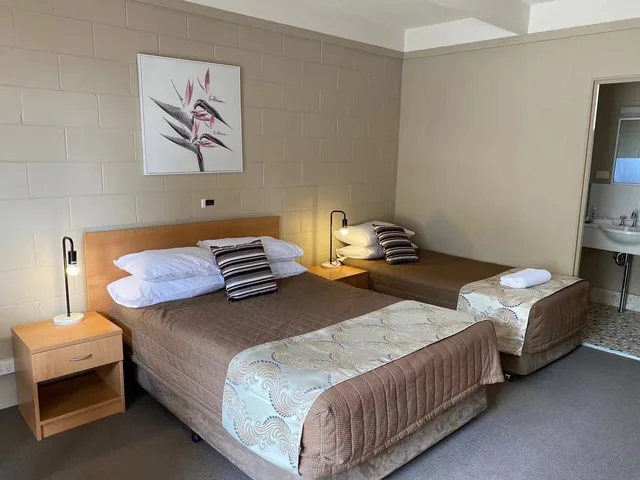 غرفة ديلوكس ثلاثية بسرير كوين وسرير فردي، Apollo Motel Parkes 1/2