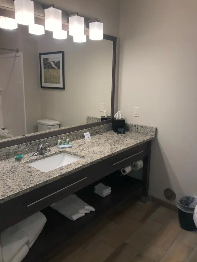 غرفة بسرير كينج بجاكوزي، GrandStay Hotel & Suites Rock Valley 3/5