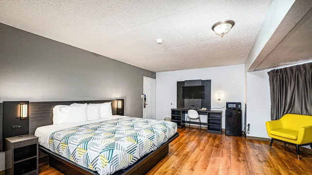 1 Queen Bed - Deluxe, Micfridge، Motel6 Wethersfield, CT - Hartford 3/10