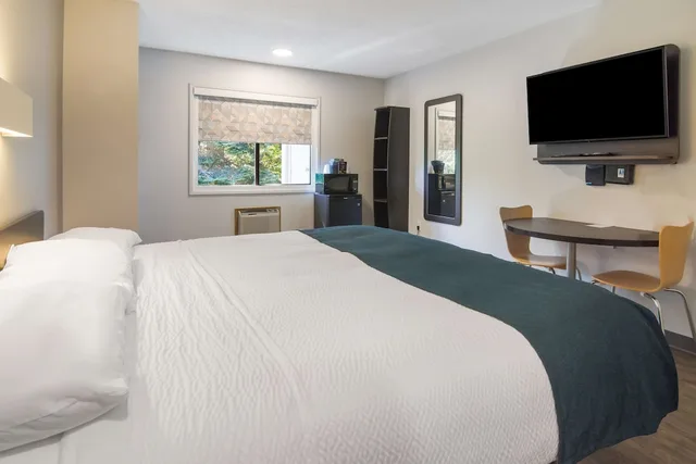 غرفة قياسية بسرير كوين بمطبخ، Motel6 Saanichton, BC - Victoria Airport 9/10