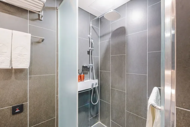 غرفة ديلوكس بسرير كوين بشرفة بإطلالة جزئية على البحر، Hotel Bridge Seogwipo 8/9
