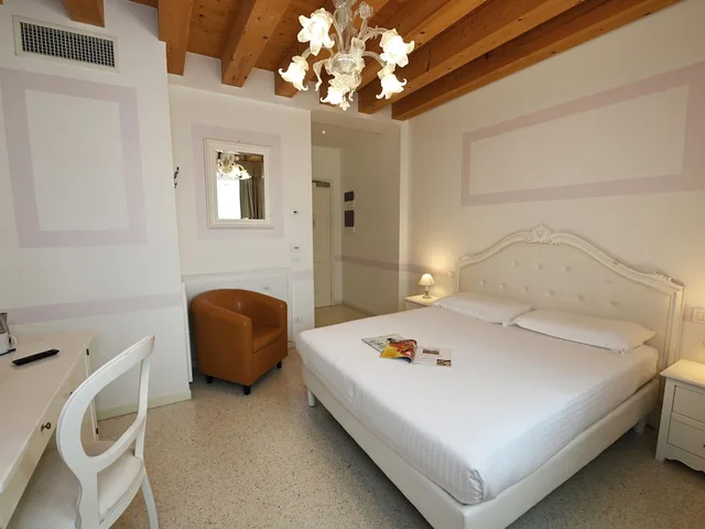 Superior, Queen Bed, New Wing، Villa Patriarca 3/9
