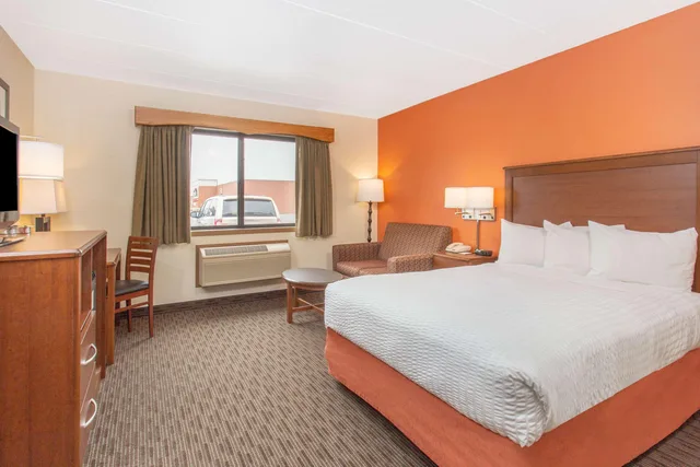 غرفة بسرير كوين، AmericInn by Wyndham Calumet 1/1