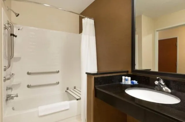 غرفة قياسية بسرير كينج، Country Inn & Suites by Radisson, Bismarck-Mandan 8/10