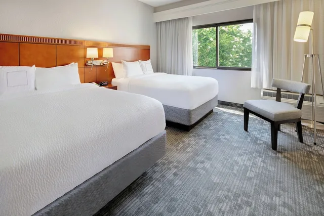 جناح بسريرين مزدوجين بغرفة نوم واحدة مع أريكة، Courtyard Atlanta Norcross/Peachtree Corners 1/2