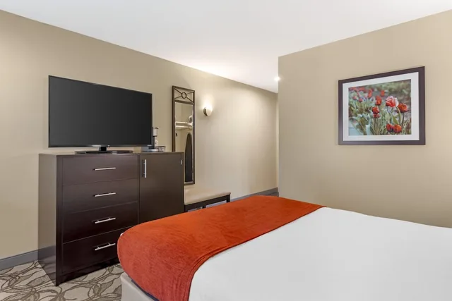 Standard, Queen Bed, Golf Course View، Best Western Plus Plaza by the Green 6/8