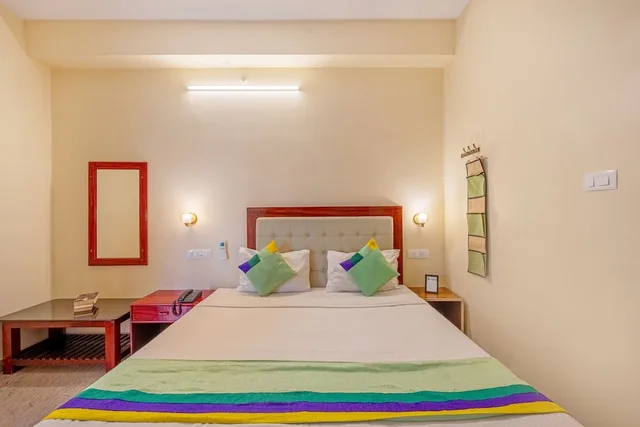 غرفة قياسية بسرير كينج، Treebo Grace Inn 4/10
