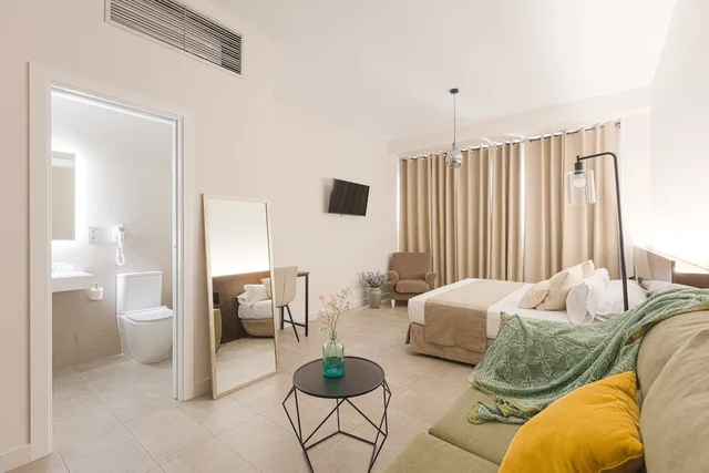 غرفة عائلية رباعية بسرير كوين مع أريكة، Aacr Monteolivos Hotel 1/4