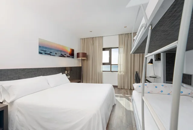 غرفة عائلية بإطلالة على البحر، Hotel Cadiz Paseo Del Mar Affiliated By Melia 1/10