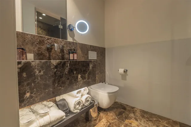 غرفة بسرير كينج بشرفة، Adia Aluma Athens, Curio Collection by Hilton 3/3